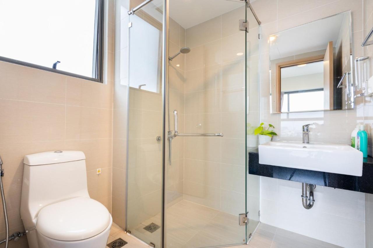 Tan Son Nhat Airport Botanica Premier, 2 Bedrooms, 2 Toilets Luxury Nearby Airport, Free Pool, Free Gym, Bbq Garden Apartment