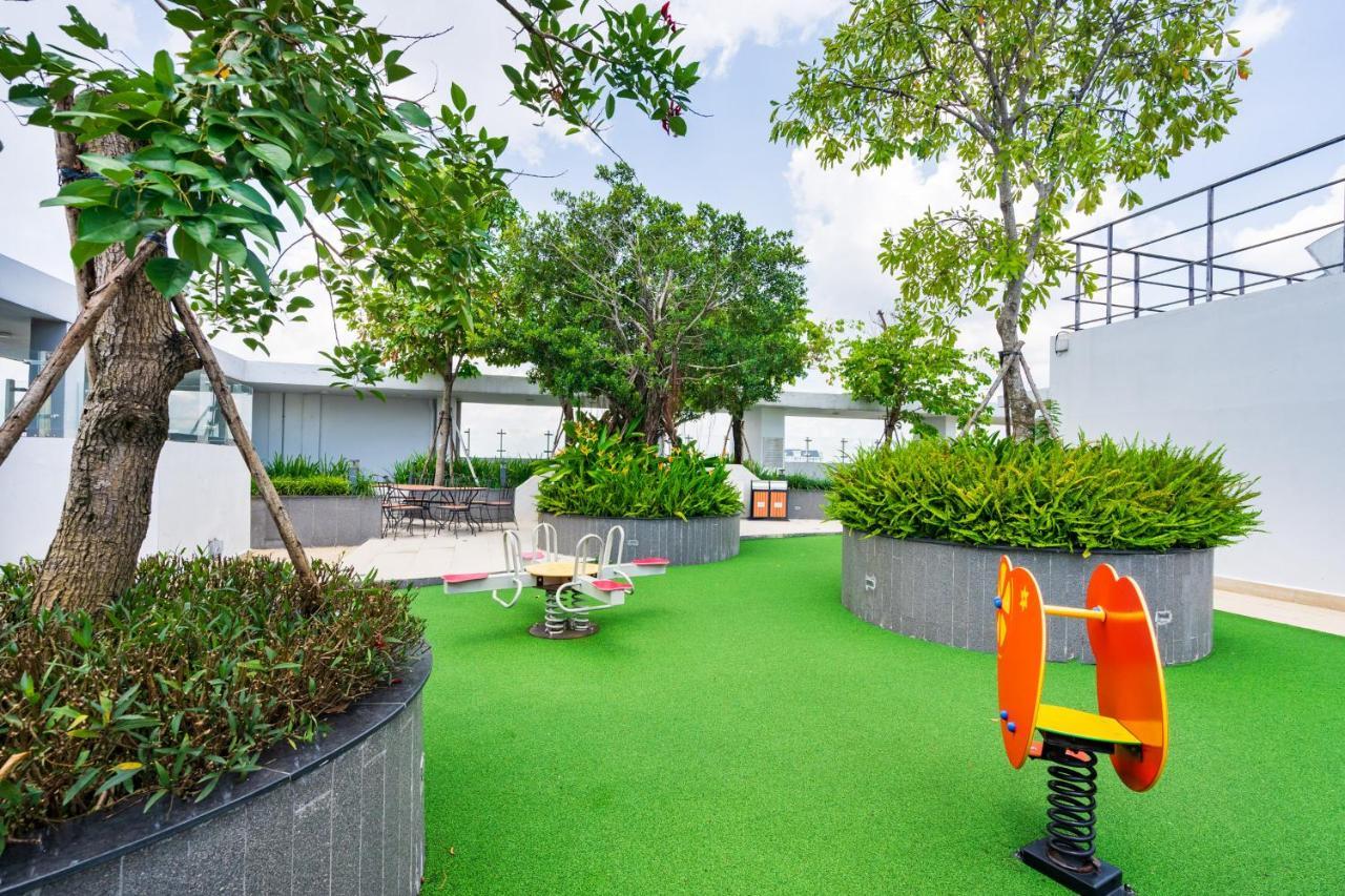 Tan Son Nhat Airport Botanica Premier, 2 Bedrooms, 2 Toilets Luxury Nearby Airport, Free Pool, Free Gym, Bbq Garden * Ho Chi Minh City